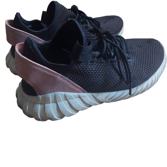 10 Adidas pink and black sneaker - Picture 3 of 8